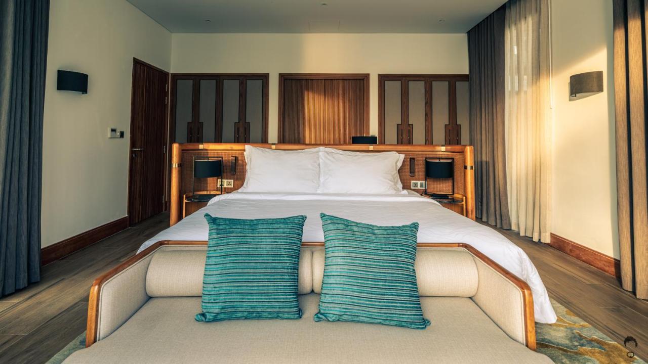 Moevenpick Villas & Residences Duong Dong Exterior foto A bedroom at the hotel