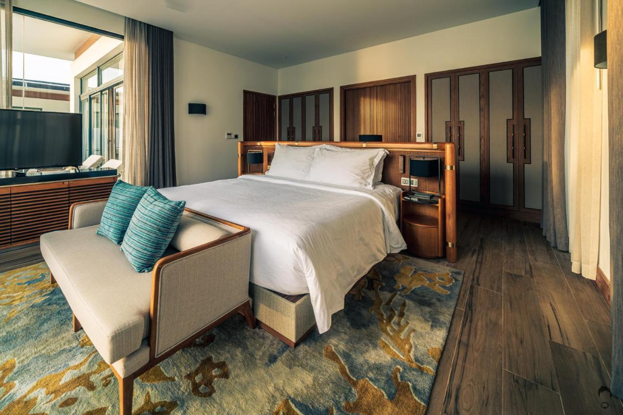 Moevenpick Villas & Residences Duong Dong Exterior foto A bedroom at the hotel