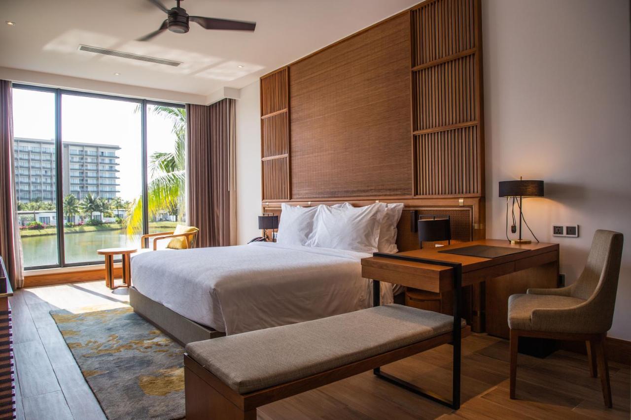 Moevenpick Villas & Residences Duong Dong Exterior foto A bedroom at the hotel