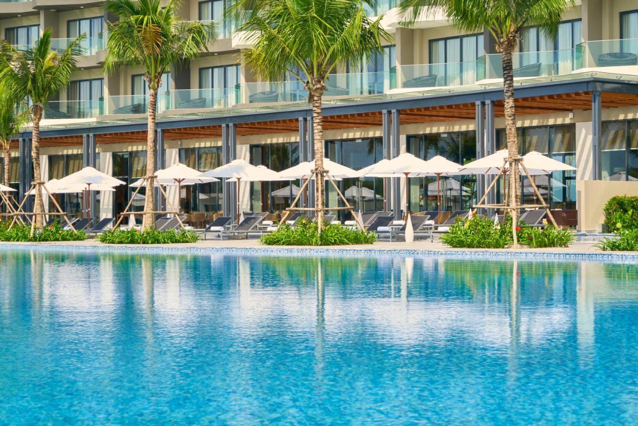 Moevenpick Villas & Residences Duong Dong Exterior foto The pool at the hotel