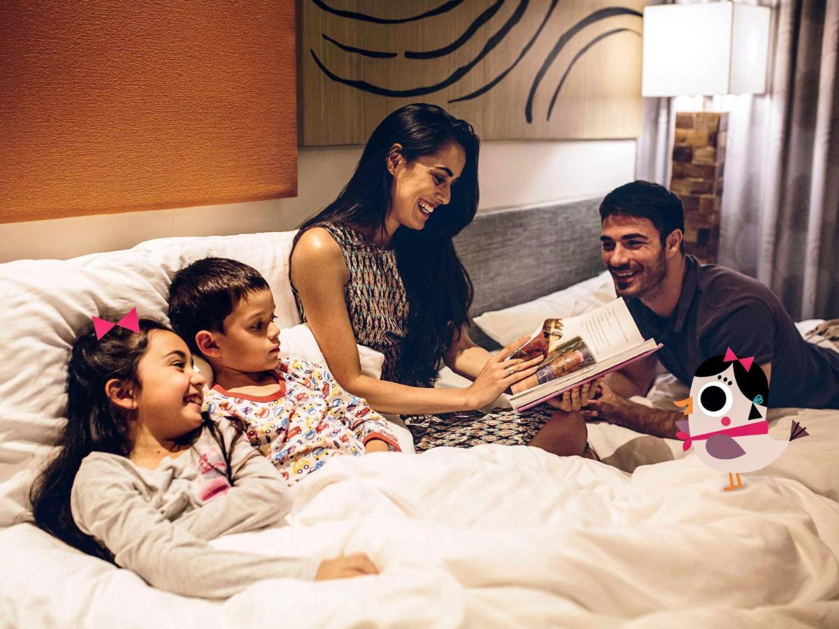 Moevenpick Villas & Residences Duong Dong Exterior foto Family at the hotel