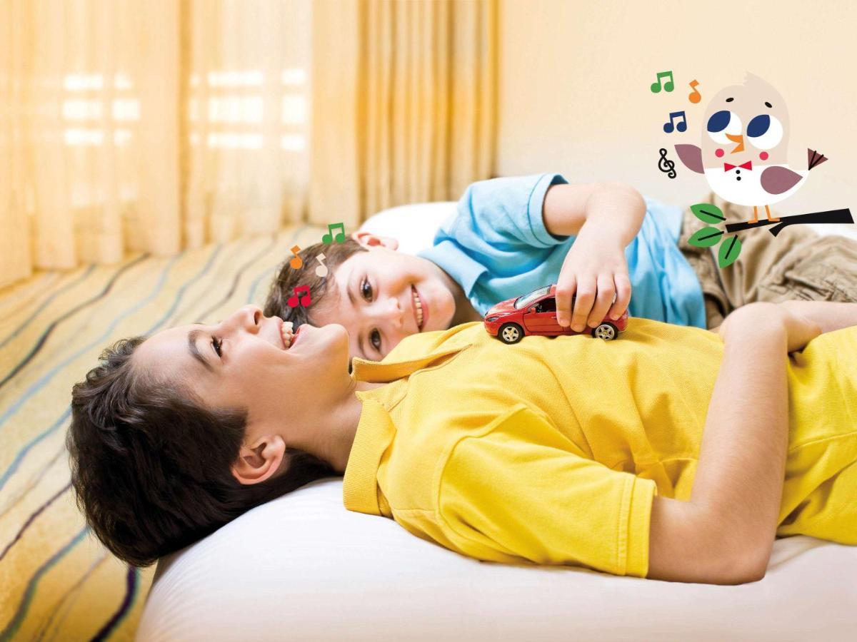 Moevenpick Villas & Residences Duong Dong Exterior foto A child with autism playing with a toy car