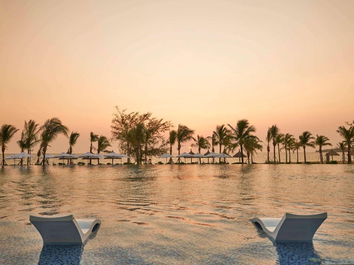 Moevenpick Villas & Residences Duong Dong Exterior foto Sunset at the beach