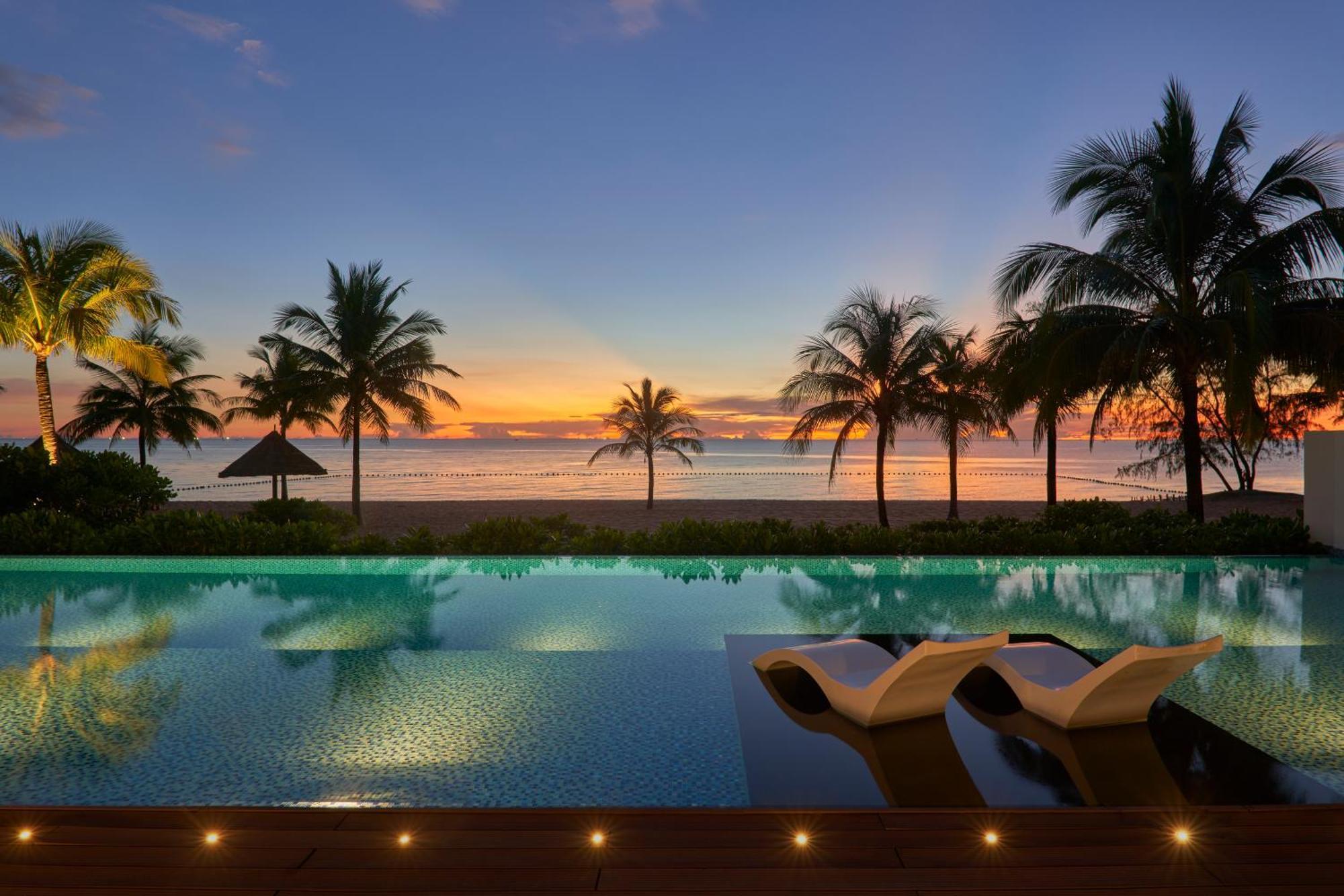 Moevenpick Villas & Residences Duong Dong Exterior foto Sunset at the beach