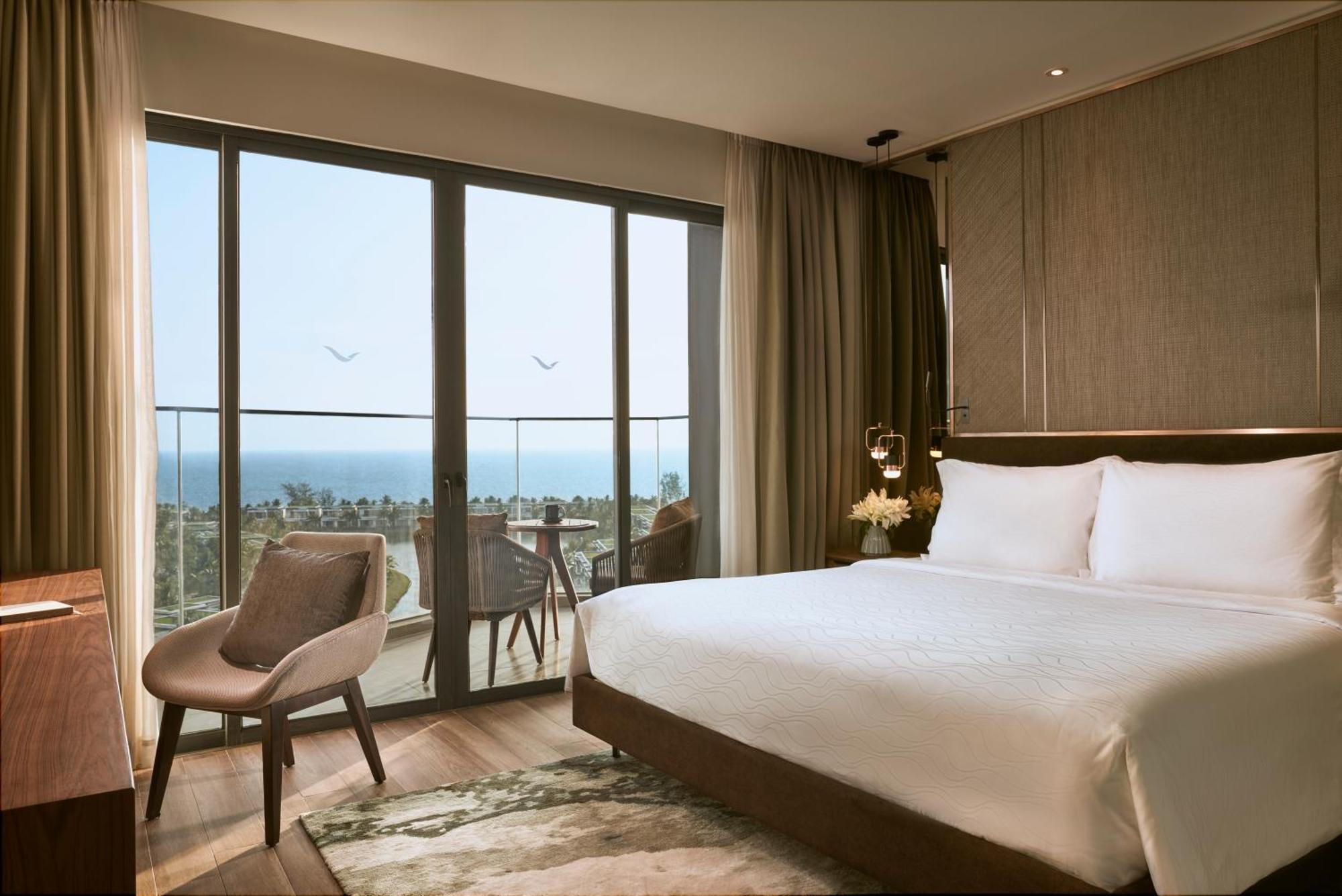 Moevenpick Villas & Residences Duong Dong Exterior foto A bedroom at the hotel