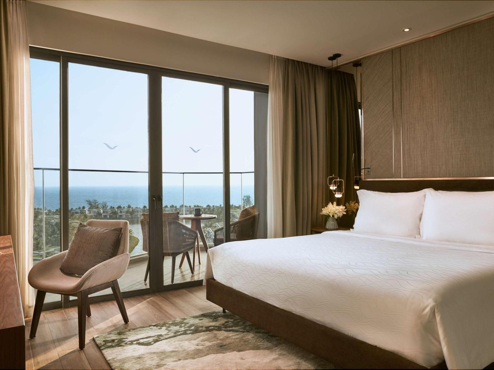 Moevenpick Villas & Residences Duong Dong Exterior foto A bedroom at the hotel