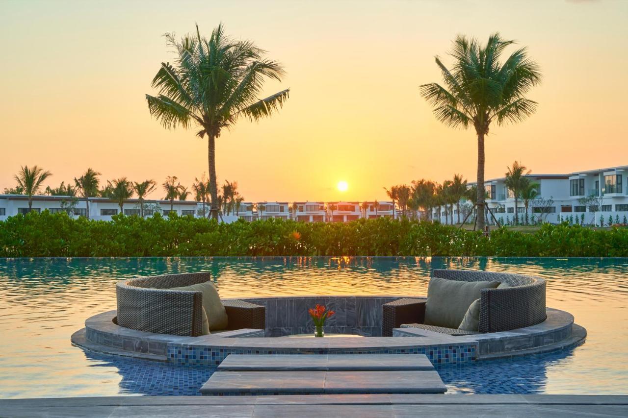 Moevenpick Villas & Residences Duong Dong Exterior foto Sunset at Vinpearl Hotel Nha Trang