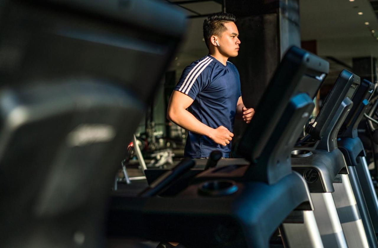 Moevenpick Villas & Residences Duong Dong Exterior foto A man running on a treadmill