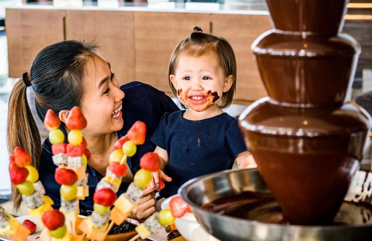 Moevenpick Villas & Residences Duong Dong Exterior foto A chocolate fountain